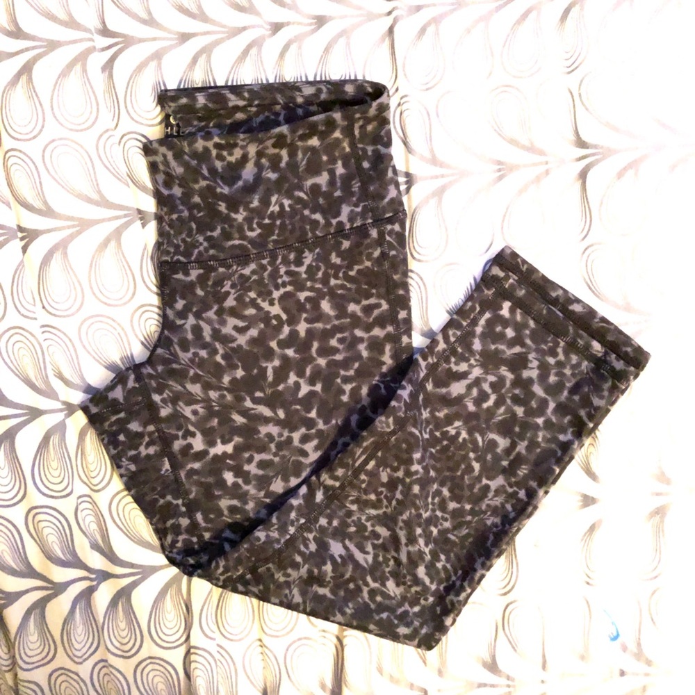 Athleta Mid Rise Stardust Chat Capris - Picture 3 of 4